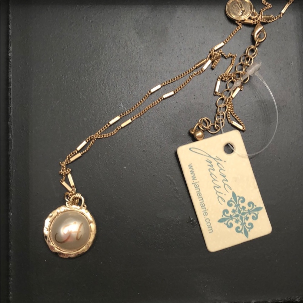 Pearl gold necklace with gold H on pearl